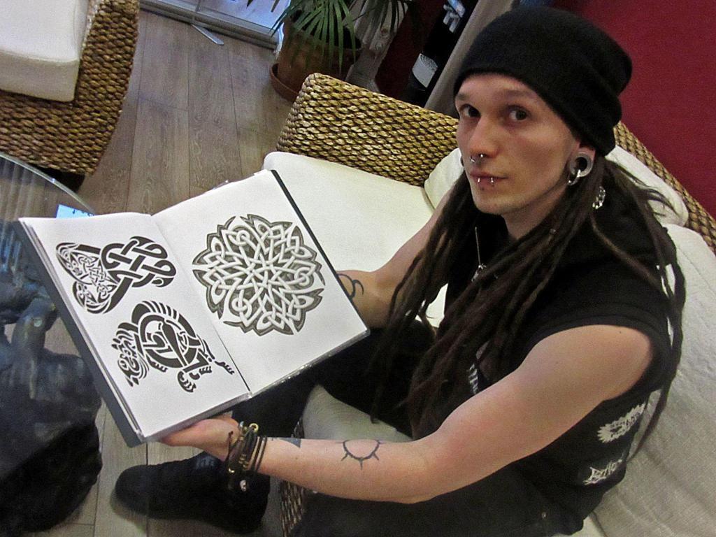 Knoten, Lebensbäume, Kreuze: Stefan vom Tattoostudio CNX zeigt mir "keltische" Tattoo-Vorlagen